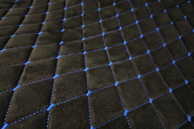 PREMIUM SUEDE ROMBO DESIGN SCHWARZ / BLAUER FADEN