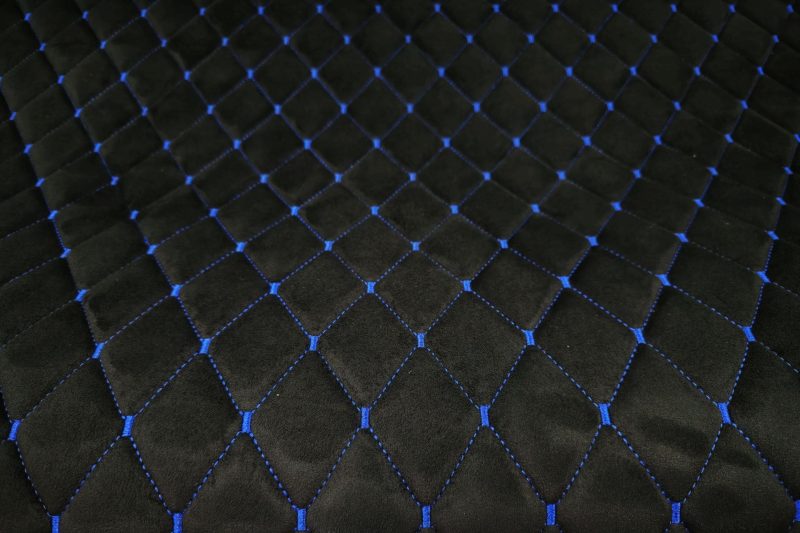 PREMIUM SUEDE ROMBO DESIGN SCHWARZ / BLAUER FADEN