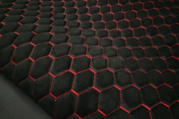 PREMIUM SUEDE DIAMOND DESIGN SCHWARZ / ROTER FADEN