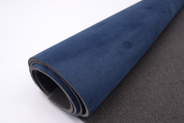 ChatGPT Imagen 2 Sty 2026, 10 30 45 HEADLINER SUPREME SUEDE - AZUL