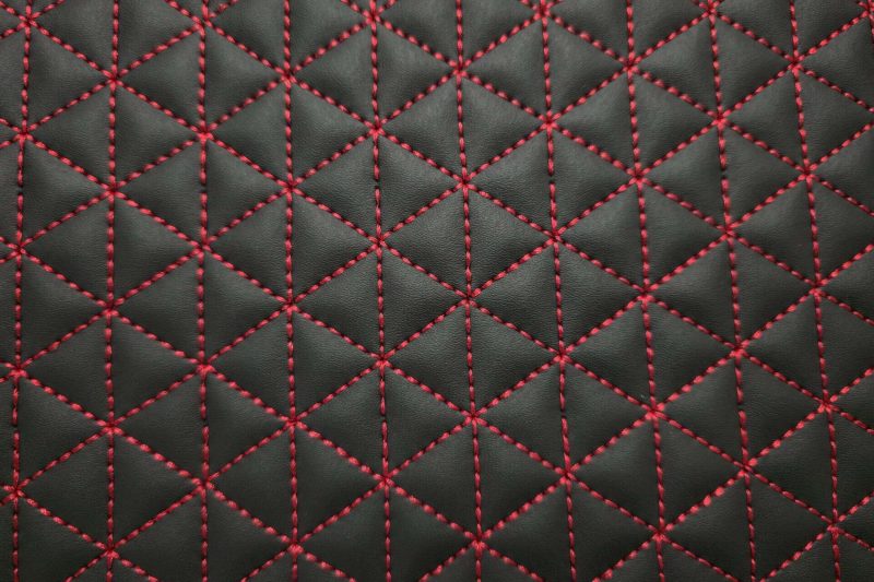 20250912 145108 TRIANGLE DESIGN / ROTER FADEN