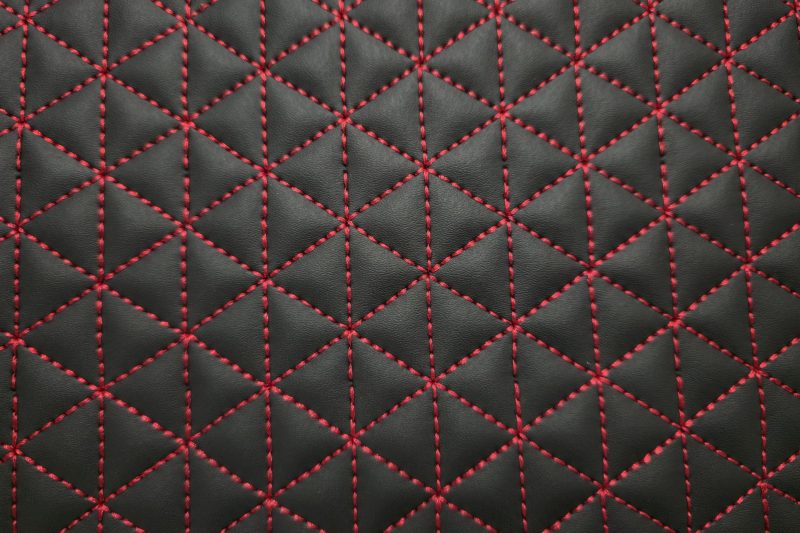 20250912 145108 TRIANGLE DESIGN / ROTER FADEN