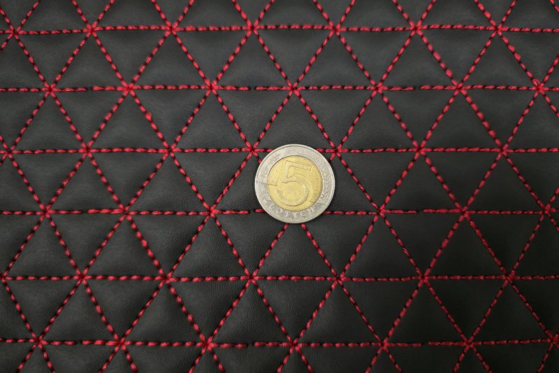20250912 145809 TRIANGLE DESIGN / ROTER FADEN