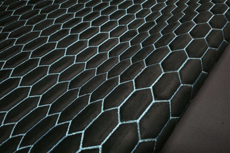 PREMIUM-WILDLEDER IM CARRERA-DESIGN, SCHWARZ / LAZURBLAUER FADEN