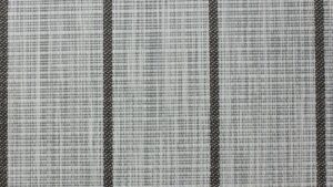 Prześwitująca tkanina zasłonowa z delikatnym wzorem w paski, idealna do dekoracji wnętrz, zapewnia prywatność i filtruje światło. wytrzymała i elegancka na tle nowoczesnych aranżacji domu.