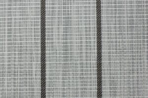 Prześwitująca tkanina zasłonowa z delikatnym wzorem w paski, idealna do dekoracji wnętrz, zapewnia prywatność i filtruje światło. wytrzymała i elegancka na tle nowoczesnych aranżacji domu.