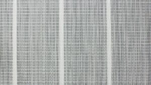 Przezroczysta firanka z delikatnym wzorem, idealna do dekoracji okien w salonie lub sypialni. Wysoka jakość i elegancki design od Modeco Sklep.