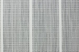 Przezroczysta firanka z delikatnym wzorem, idealna do dekoracji okien w salonie lub sypialni. Wysoka jakość i elegancki design od Modeco Sklep.