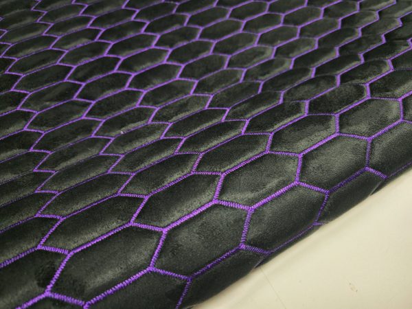 PREMIUM-VELOURSLEDER IM CARRERA-DESIGN SCHWARZ/LILA FADEN