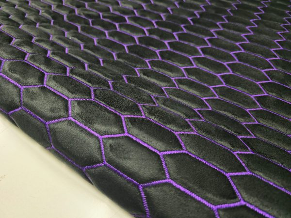 PREMIUM-VELOURSLEDER IM CARRERA-DESIGN SCHWARZ/LILA FADEN